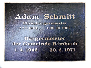 Gedenktafel zu Ehren von Adam Schmitt, Bürgermeister der Gemeinde Rimbach vom 1.4.1946 bis zum 30.6.1971, am Eingang des Rathauses Rimbach (Foto: Paul Kötter)