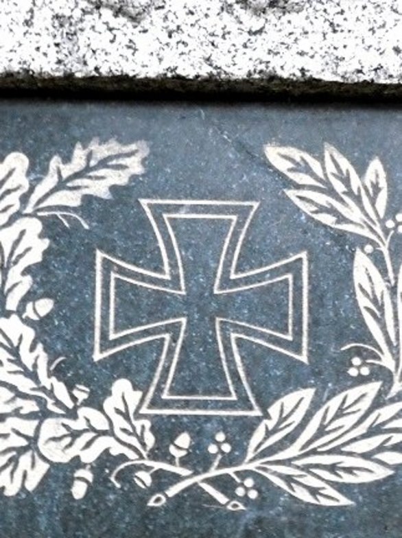 Detail (Eisernes Kreuz, Eichenlaub Und Lorbeerzweig) des Kriegerdenkmals in Lauten-Weschnitz