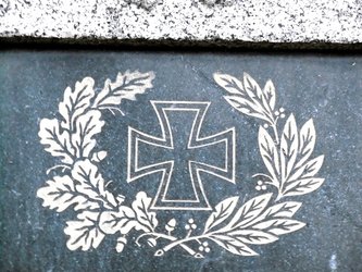 Detail (Eisernes Kreuz, Eichenlaub Und Lorbeerzweig) des Kriegerdenkmals in Lauten-Weschnitz