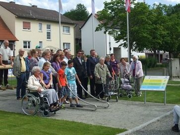 Gruppenfoto Eröffnung Mehrgenerationenspielplatz